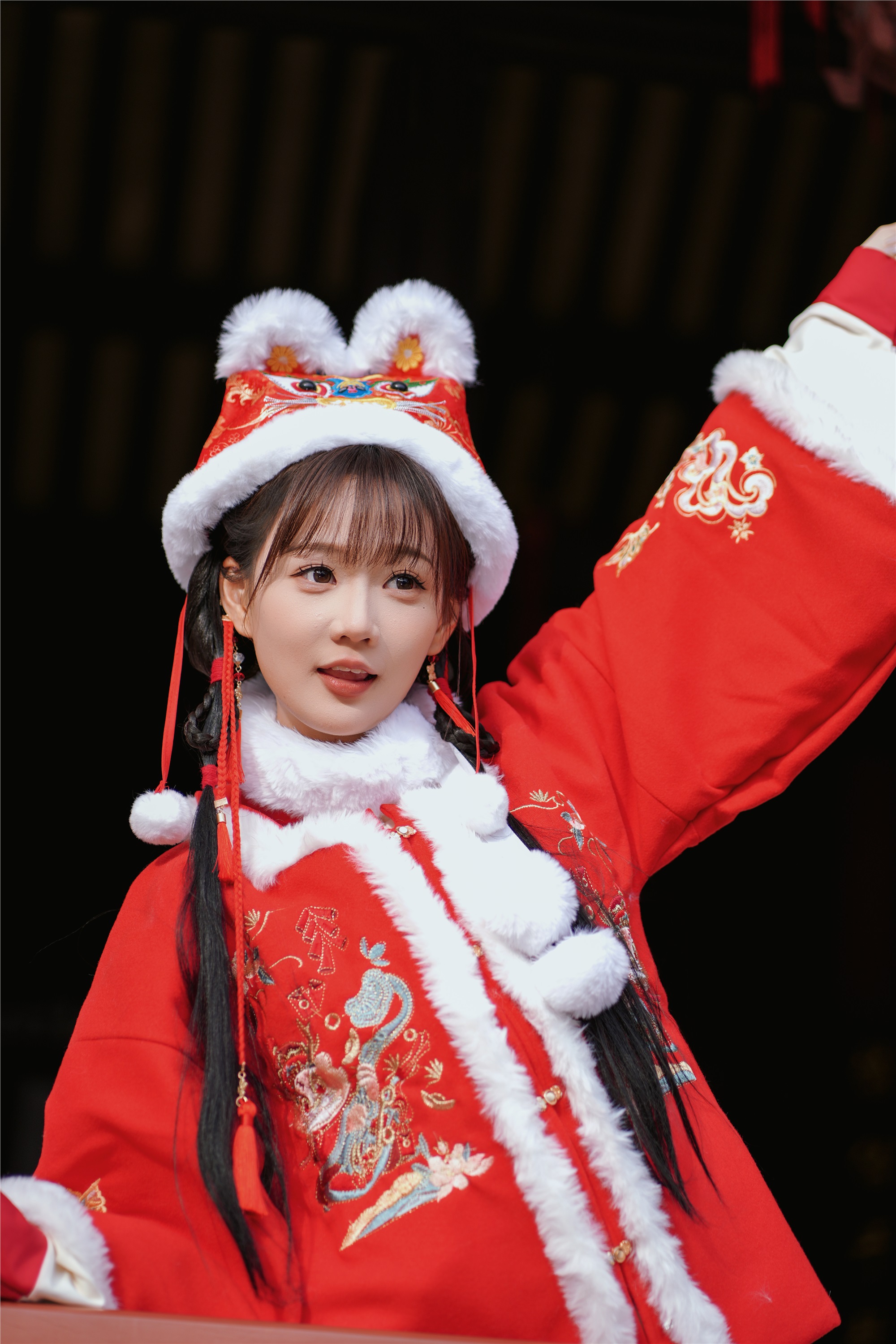 YITUYU艺图语 2025.01.31 红韵倩影 · 新年少女写真 甜心小鹿